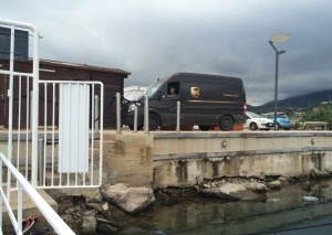 the friendly driver from UPS comes even out to our pontoon ...