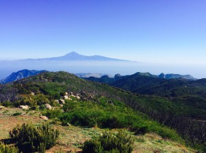 Gomera's Gipfel mit Teneriffa und Teide