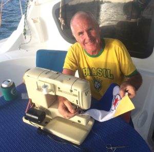 Reto sewing the Bonaire courtesy flag - in the beginning he thought it was too difficult. But quickly he accepted the challenge ;-) Our Brazilian friends may recognized the nice T-Shirt (with the 6 estrelas, already prepared for the next championship ;-)