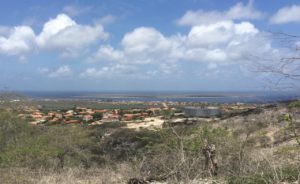 Blick vom Aussichtspunkt hinunter auf Kralendijk und Klein Bonaire